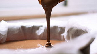 特写镜头巧克力牛奶液体倒形式糖果注射器形式模具模具准备巧克力糖果饼干烹饪过程