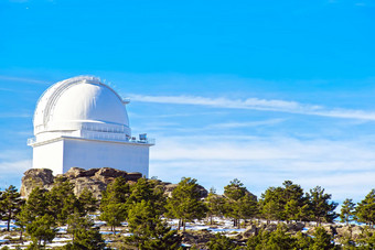 视图卡拉尔高天文台<strong>雪山</strong>前阿尔<strong>梅里</strong>亚安达卢西亚西班牙天空通过穹顶