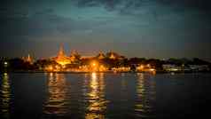 河畔寺庙黄昏曼谷泰国