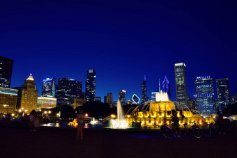 芝加哥天际线<strong>白金</strong>汉喷泉晚上