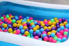 塑料池球聚会，派对色彩斑斓的孩子们玩球水公园色彩斑斓的球塑料摘要背景模式玩具球孩子们