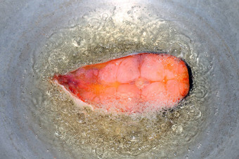 鱼生片一块烹饪炸鱼块热石油锅炸鱼饮食鱼切割部分片炸石油烹饪锅食物蛋白质饮食健康