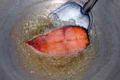 炸鱼块热石油锅炸鱼饮食鱼切割部分片炸石油烹饪锅食物蛋白质饮食健康