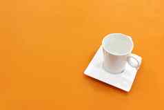 咖啡杯白色前表格橙色水杯子白色背景橙色