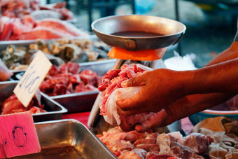 新鲜的猪肉市场肉蔬<strong>菜市场</strong>商人切片肉刀
