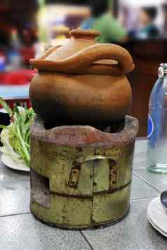粘土锅食物泰国亚洲浸浸渍能壁炉甜蜜的辣椒浸渍能汤炖肉粘土能木董事会香料食物粘土锅