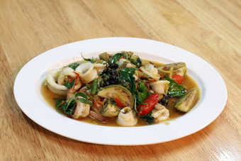 炸搅拌嘶嘶声辣的海鲜白色板菜木表格辣的海鲜辣的食物pad-cha塔莱泰国词