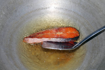 炸鱼块热石油锅炸鱼饮食鱼切割部分片炸石油烹饪锅食物蛋白质饮食健康