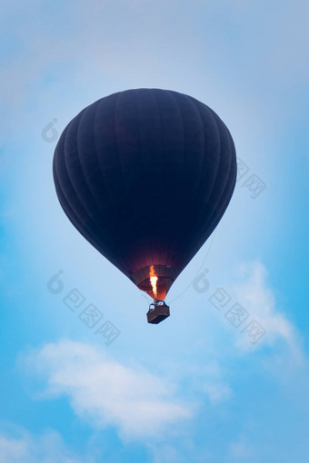 热空气气球飞行蓝色的天空