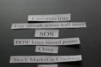 照片显示头条新闻冠状病毒导致股票市场崩溃
