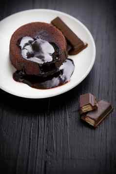 巧克力蛋糕蛋糕巧克力蛋糕黑色的背景
