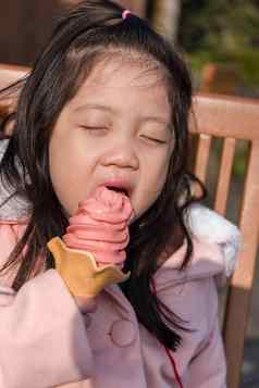 孩子吃冰奶油