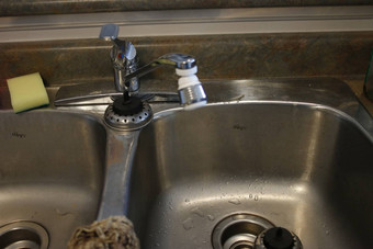黑色的厨房水槽利用水厨房室内厨房房间公寓内置的电器厨房设备国内电器