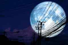 超级完整的蓝色的月亮回来轮廓权力电行支柱
