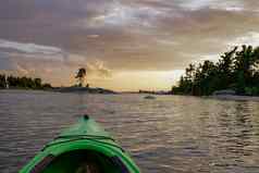 皮划艇和平平静水设置太阳拍摄点视图paddler