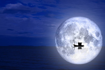 完整的月亮回来轮廓船晚上海
