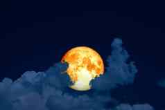 完整的血月亮回来轮廓云晚上蓝色的天空