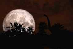 完整的月亮回来轮廓恐龙古老的公园红色的晚上天空