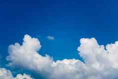 清晰的白色纯堆云阳光蓝色的天空软桑利格