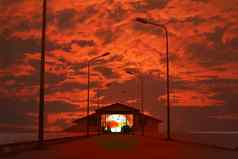 日落色彩斑斓的天空红色的云展馆码头轮廓