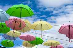 色彩斑斓的花俏的伞行装修户外移动风