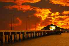 日落天空红色的云展馆码头轮廓光