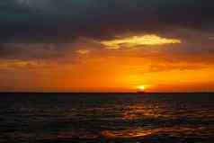 日落船水平海洋水表面色彩斑斓的云