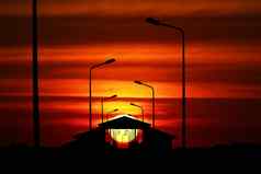 日落色彩斑斓的天空红色的云展馆码头轮廓