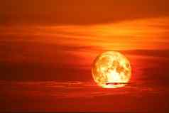 血月亮红色的云红橙色天空雷
