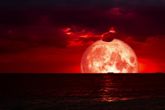 一半红色的血月亮晚上海回来轮廓红色的云