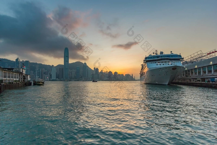 在香港香港天际线城市景观市中心摩天大楼维多利亚港口晚上在香港香港中国