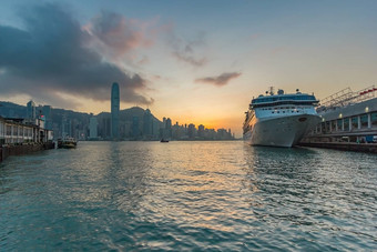 在香港香港天际线城市景观市中心摩天大楼维多利亚港口晚上在香港香港中国