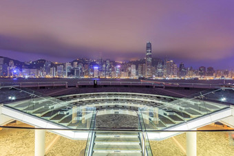 在香港香港天际线城市景观市中心摩天大楼维多利亚港口晚上在香港香港中国