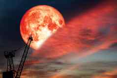 血月亮色彩斑斓的云晚上天空