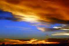 日落海色彩斑斓的火焰云冷碰撞天空