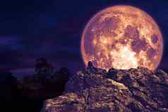 黑暗紫色的月亮回来石头怪物岩石悬崖