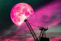 粉红色的月亮色彩斑斓的云晚上天空