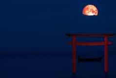 超级红色的月亮回来轮廓鸟居云海晚上天空