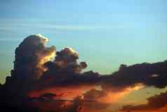 日落海色彩斑斓的火焰冷云碰撞天空