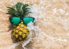 菠萝太阳镜水飞溅海滩夏天浓缩的