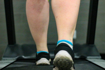 女运动员腿走跑步机机有氧运动锻炼活跃的生活方式股票照片
