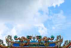 双龙屋顶中国人寺庙门蓝色的云