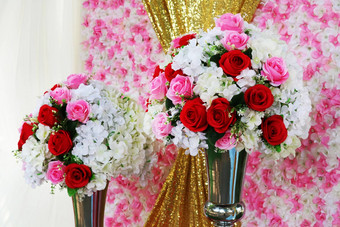 红色的粉红色的玫瑰店里花装修婚礼模糊