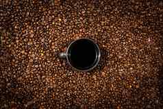 前视图黑色的咖啡杯子咖啡豆子背景