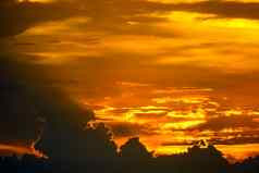 日落回来光红色的橙色天空轮廓云