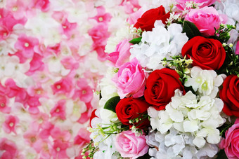 红色的粉红色的玫瑰店里花装修婚礼模糊