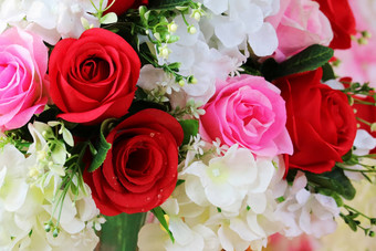 红色的粉红色的玫瑰店里花装修婚礼织物