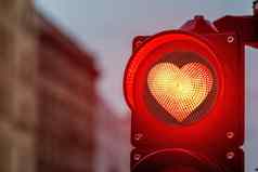 城市穿越信号量交通光红色的心- - - - - -