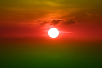 日落红色的橙色绿色天空回来软晚上云间距