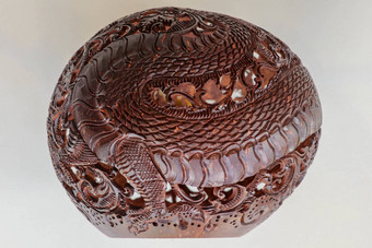 关闭观赏壳牌蜡烛雕刻纪念品椰子传统的工艺品巴厘岛印尼手雕刻饰品动物植物图案椰子壳牌神秘的龙